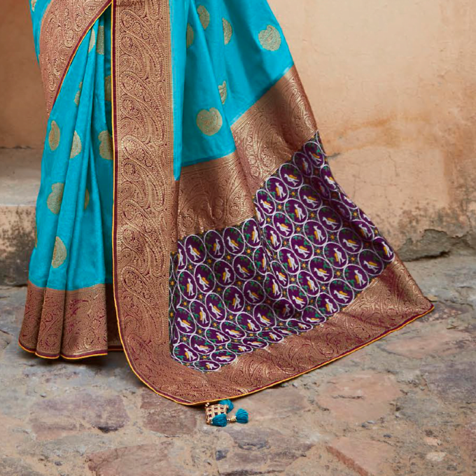 blue saree with violet blouse pallu